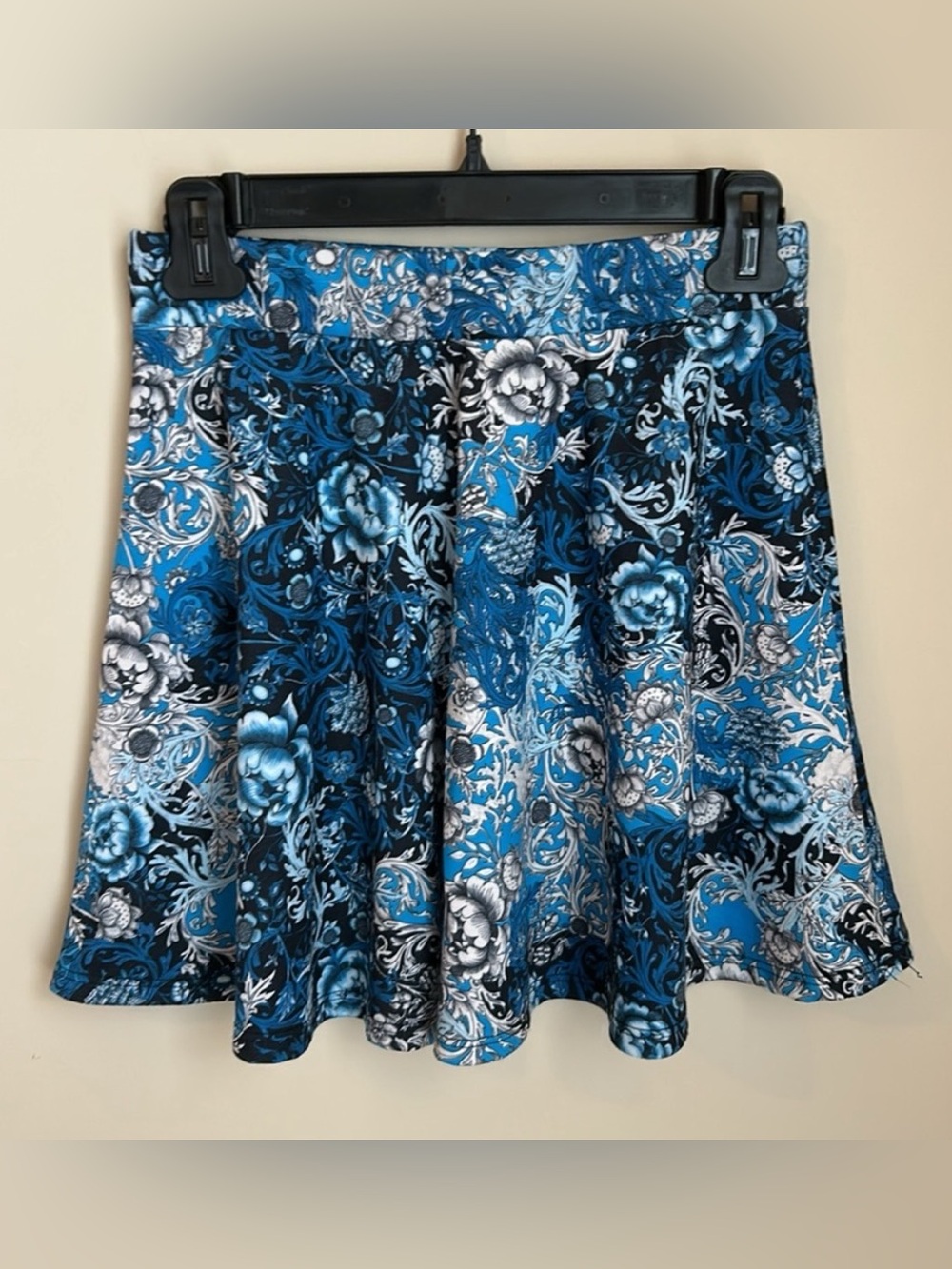 Wet Seal Blue Multi Colored Floral Print Stretch Knit Skater Mini Skirt Sz S